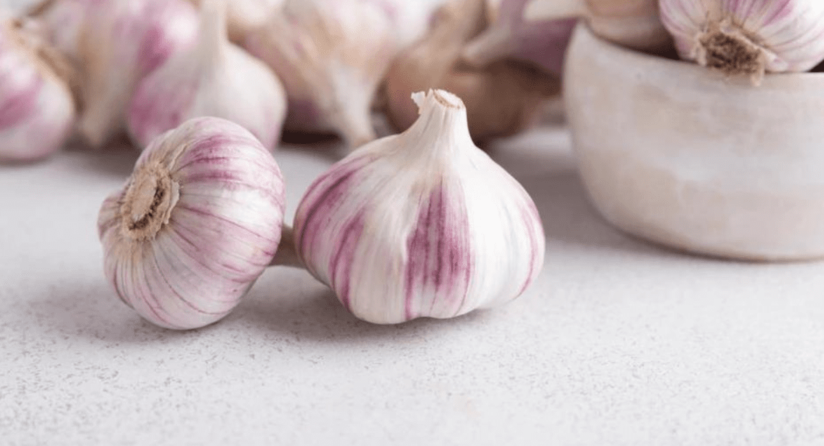 ज्यादा लहसुन खाने के नुकसान - 6 Side Effects of Garlic For Health