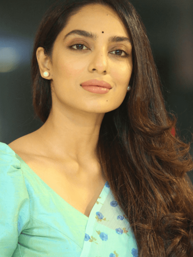 सोभिता दौलिपला के प्रिंसेस लुक – Princess Look of Sobhita Daulipala