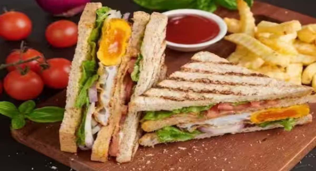 घर पर आलू सैंडविच कैसे बनाएं - Tasty Aloo Sandwich Recipe