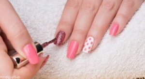 Read more about the article नेल पेंट पेंट  लगाने का तरीका – What to Apply on Nail Paint