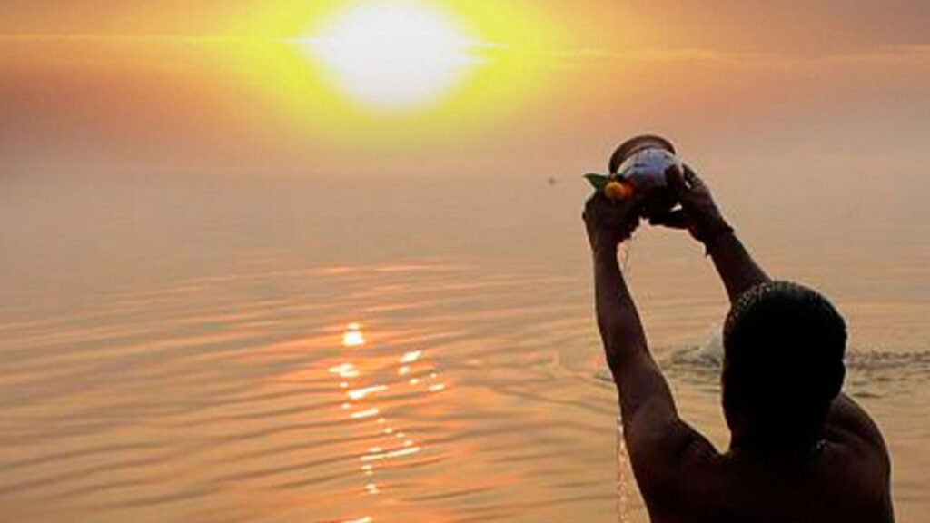 आखिर क्यों सूरज को जल दिया जाता है - Why Surya Puja or Namaskar is so Important for us
