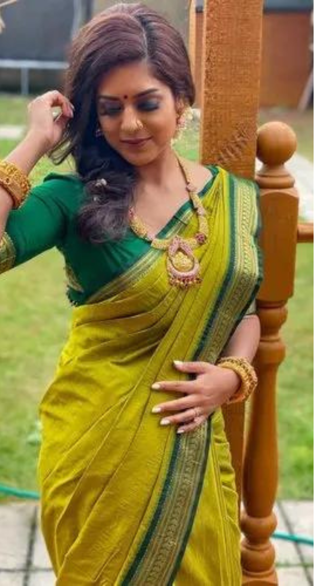 प्रि वेडिंग पर क्या पहने - Dresses for Pre Wedding Shoot 