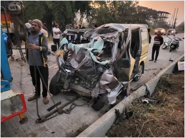 You are currently viewing मुंबई-गोवा हाईवे पर भीषण सड़क हादसा, ट्रक-कार की टक्कर में 9 लोगो की मृत्यु – Horrific Road Accident on Mumbai-Goa Highway, 9 People Died in Truck-Car Collision
