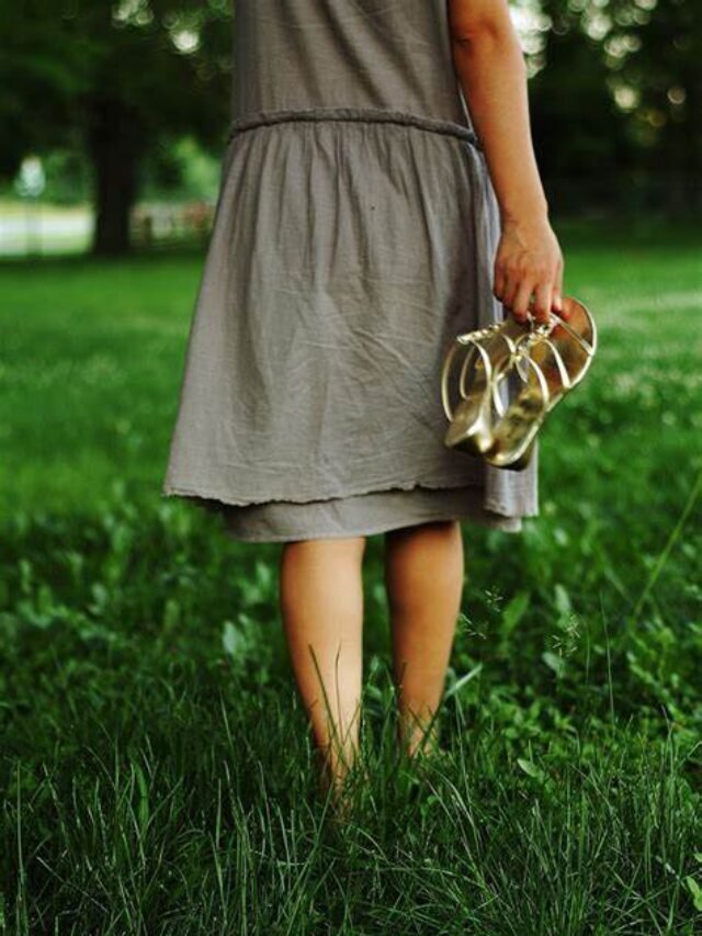 सुबह हरी घास पर चलने के असरदार फायदे – Benefits of Walking on Grass